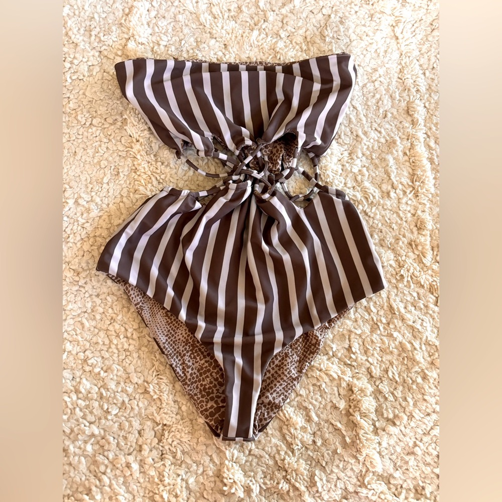 Acacia one piece size Petite striped print